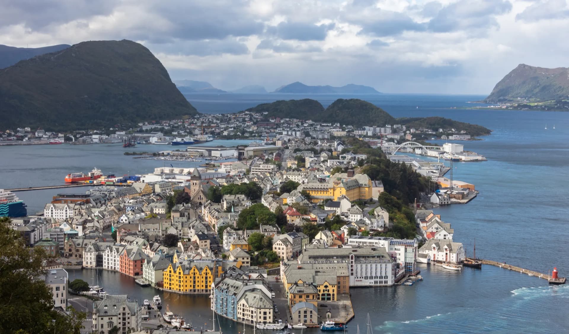 Ålesund sett fra Aksla — jugendbyen, havna og fjellene rundt