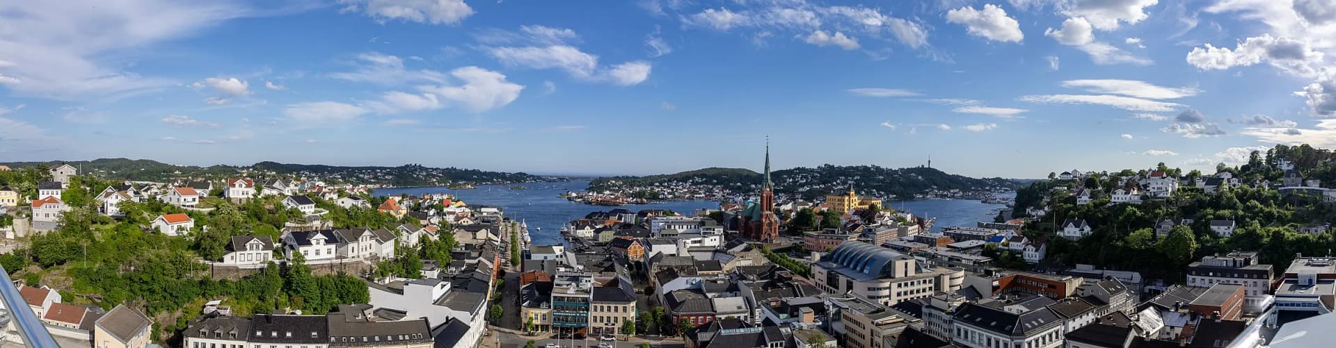 Panorama over Arendal sentrum med Trefoldighetskirken og skjærgården bak
