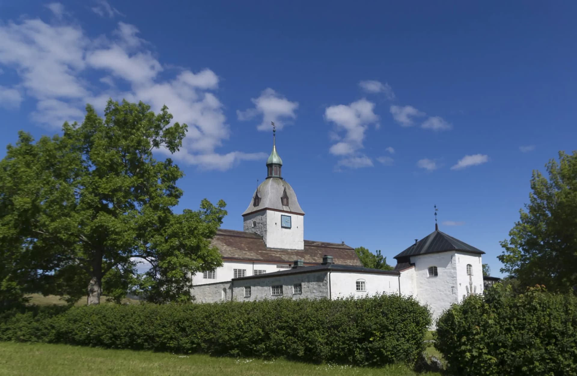Austråttborgen på Ørland med tårn og hvite murer under blå himmel