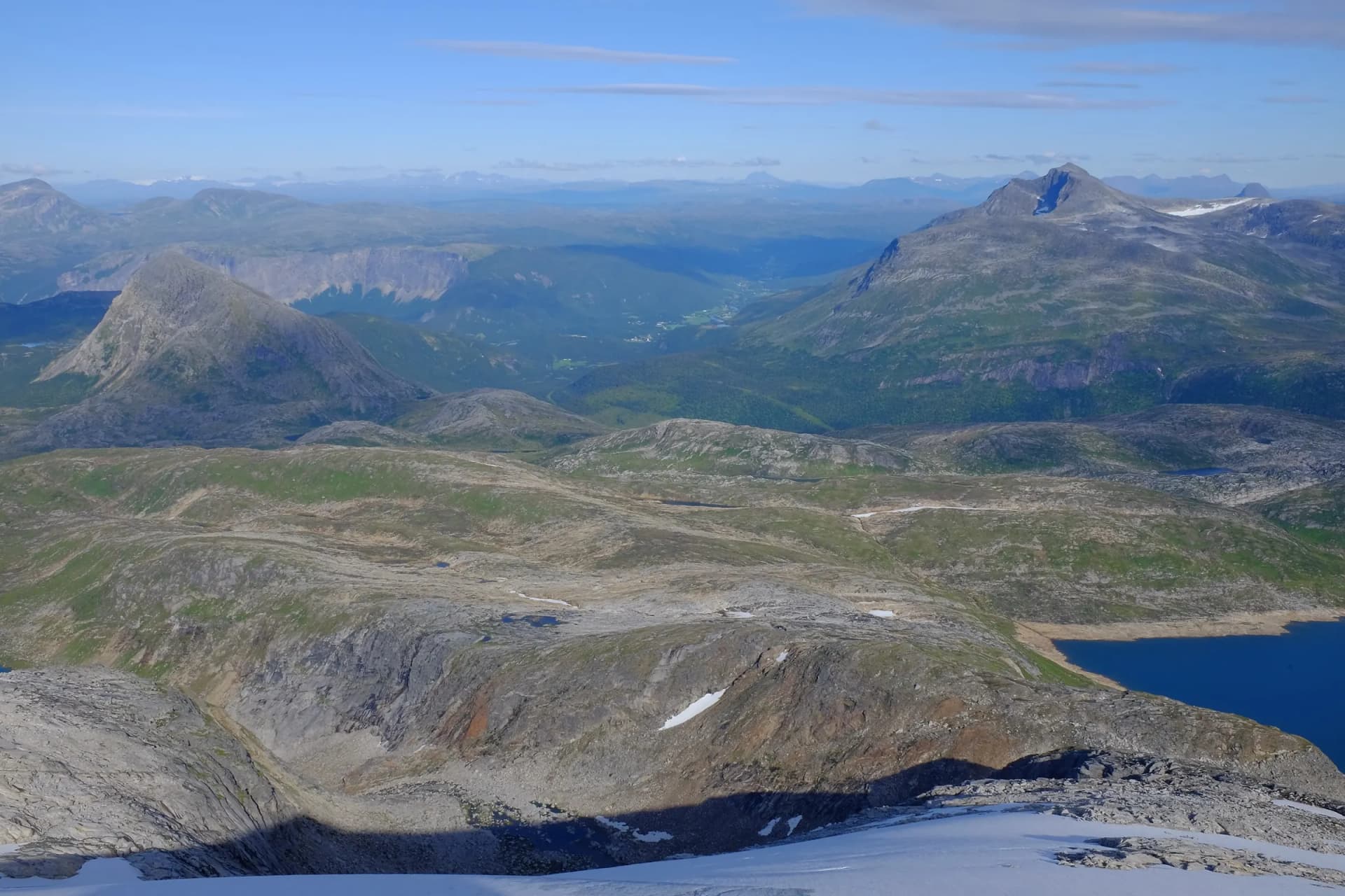 Utsikt mot Beiarndalen og Høgtinden fra Memaurtinden en sommerdag