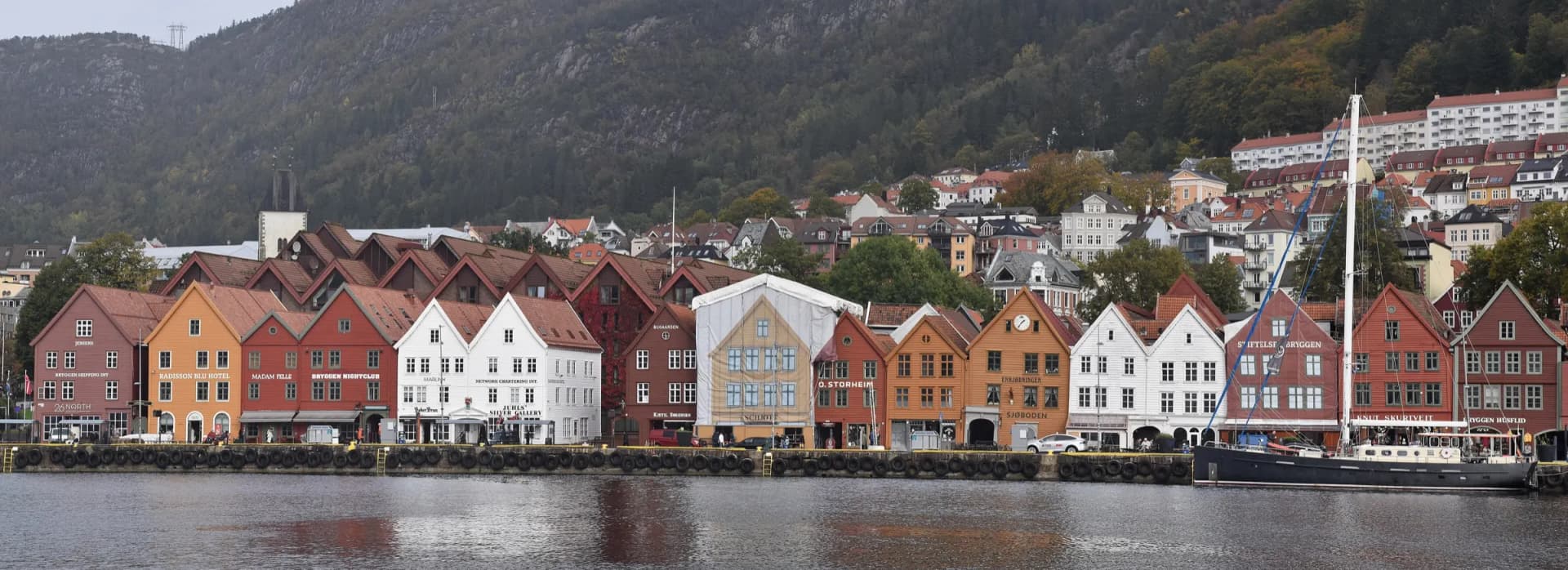 Bryggen i Bergen — de fargerike trehusene langs Vågen med Fløyfjellet bak