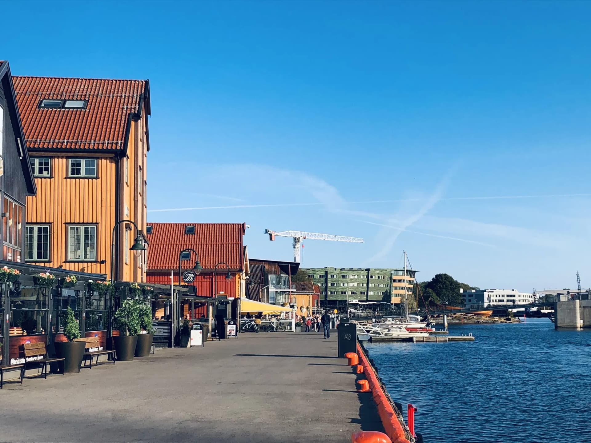 Tønsberg brygge en solskinnsdag — sjøhusene og promenaden langs kanalen