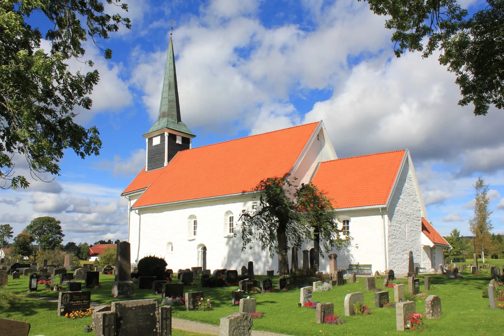 Enebakk kirke — middelalderkirken med oransje tegltak en høstdag