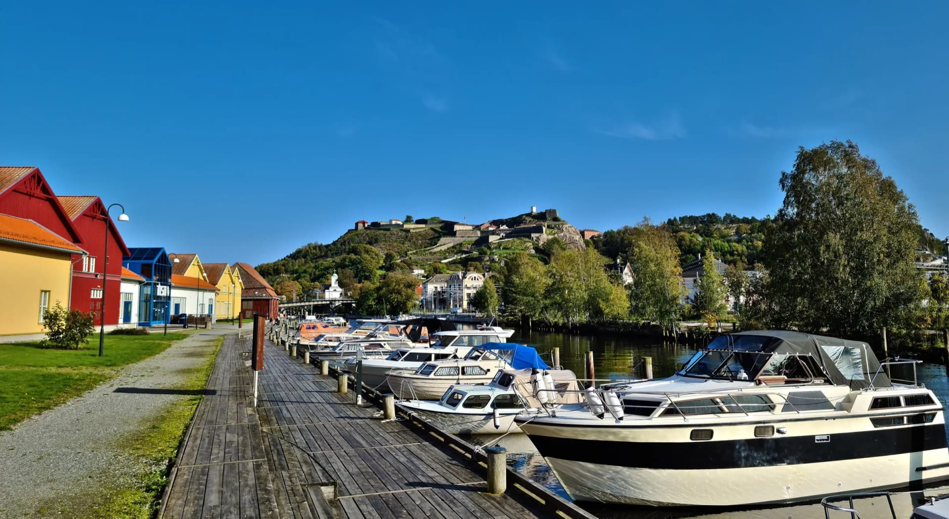 Fredriksten festning over Halden, sett fra bryggene langs Tista