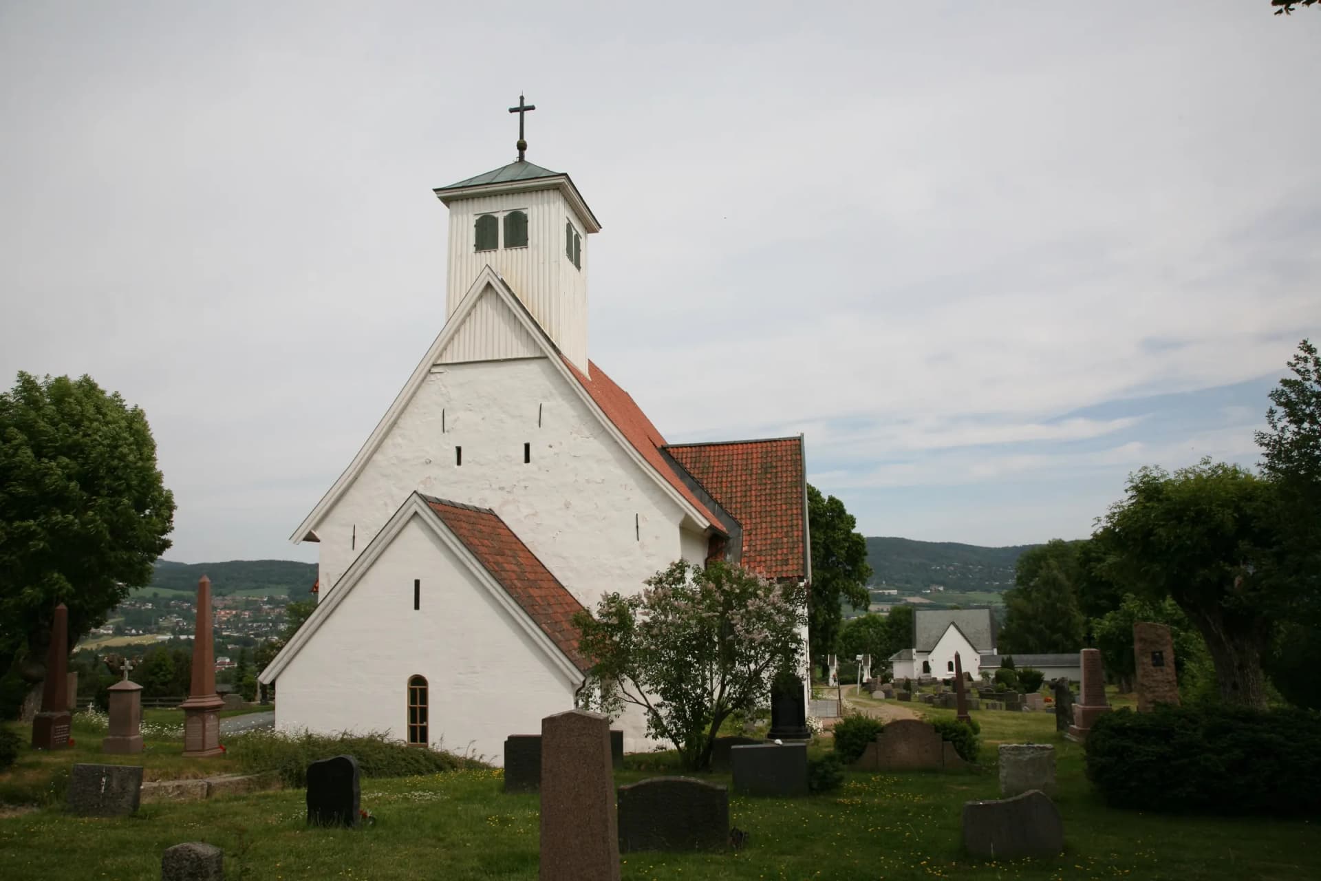 Frogner kirke i Lier med utsikt over Lierdalen