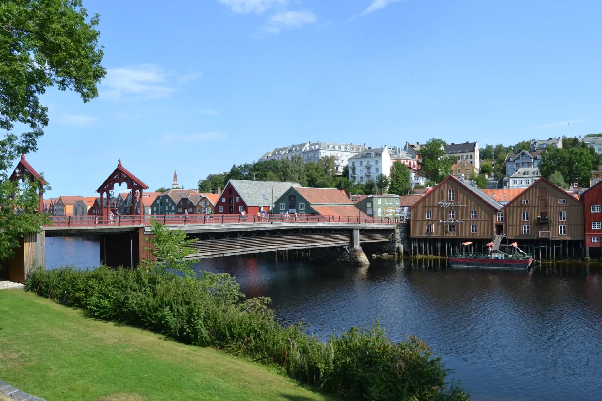 Gamle Bybro i Trondheim med de røde portalene og bryggene på Bakklandet