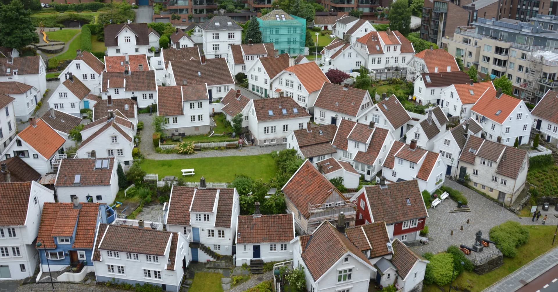 Gamle Stavanger sett ovenfra — hvite trehus med hager og brosteinsgater