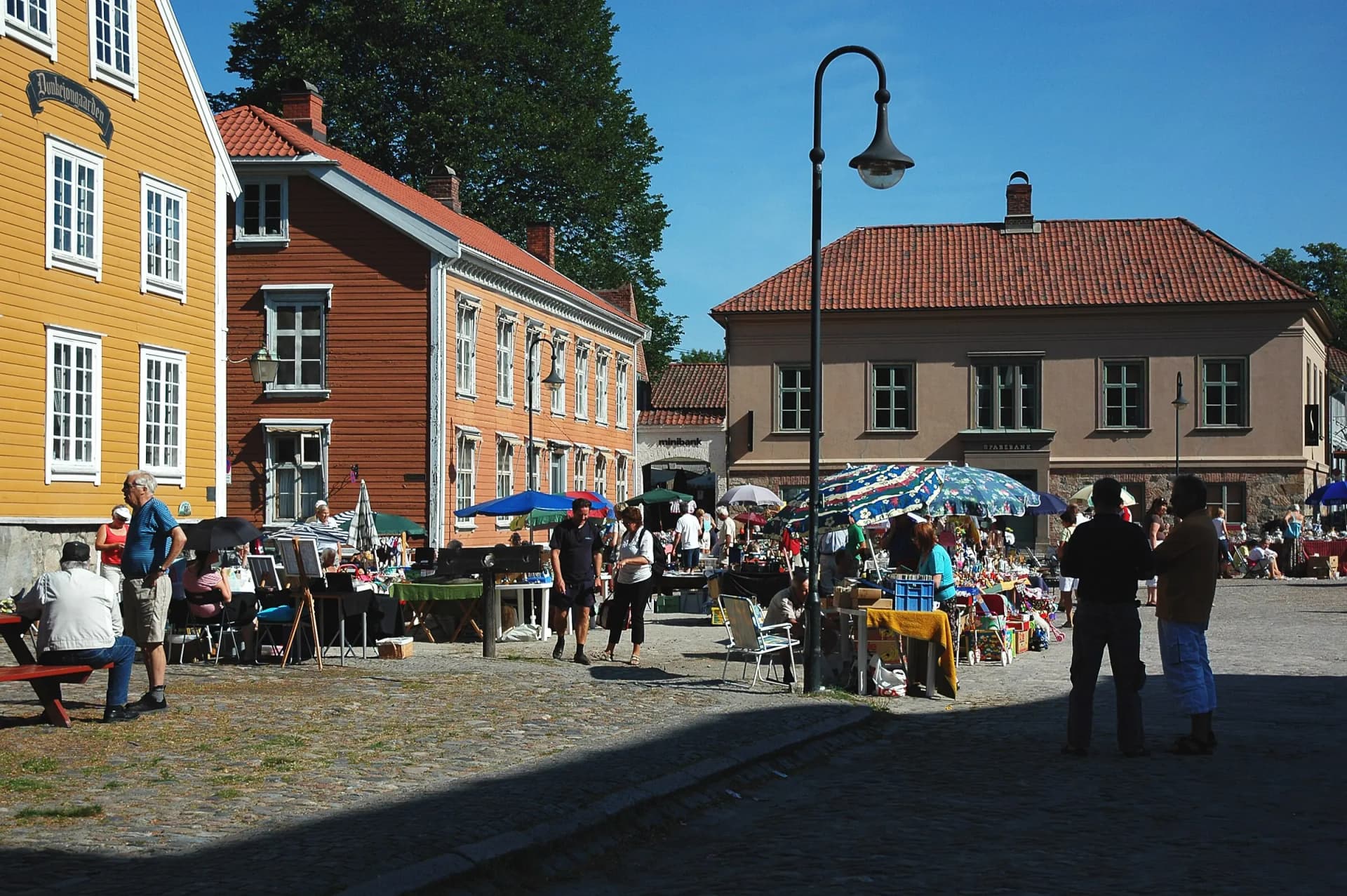 Torvet i Gamlebyen i Fredrikstad en sommerdag, med marked og trehus