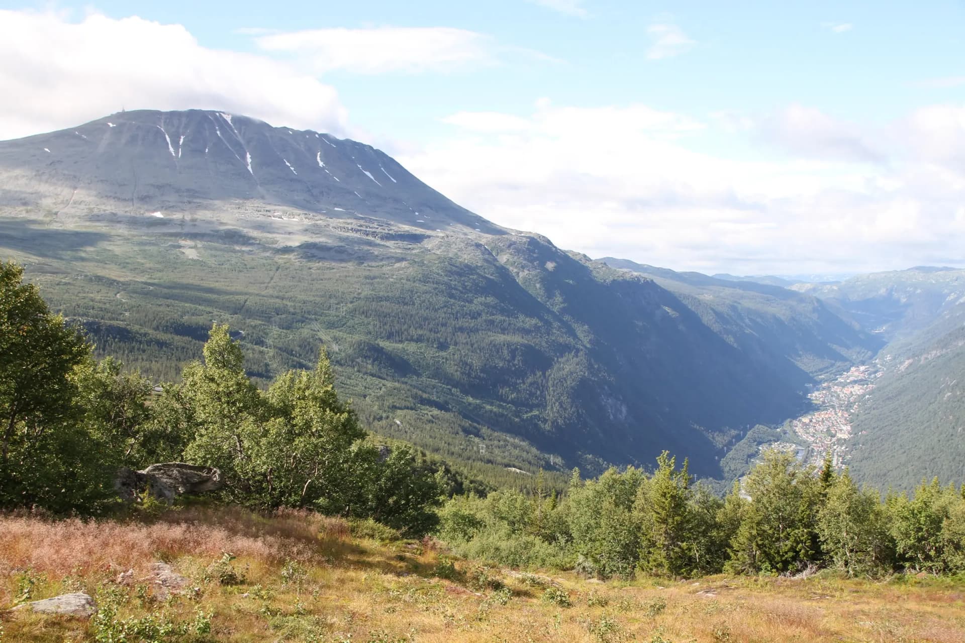 Gaustatoppen rager over Vestfjorddalen med Rjukan sentrum nede i dalen