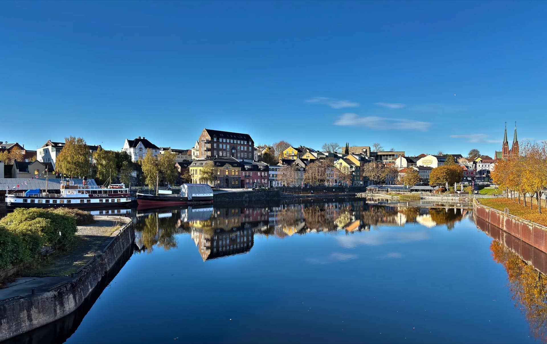 Hjellebrygga og Hjellevannet i Skien med Skien kirke i bakgrunnen