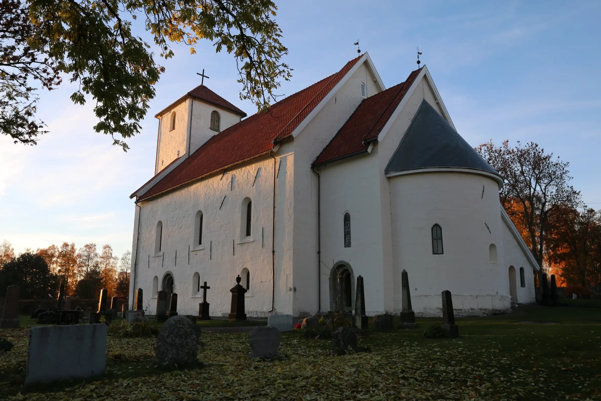 Hoff kirke på Østre Toten i varmt oktoberlys