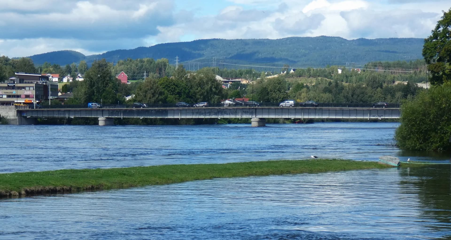 Hokksund bru over Drammenselva i Øvre Eiker med åser i bakgrunnen