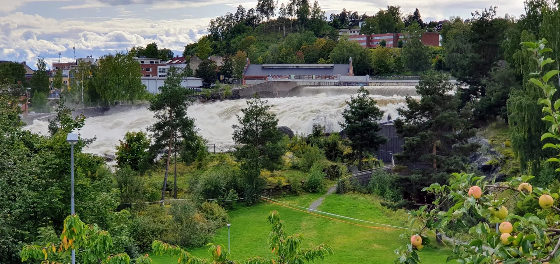 Hønefossen i Hønefoss med byen rundt fossen