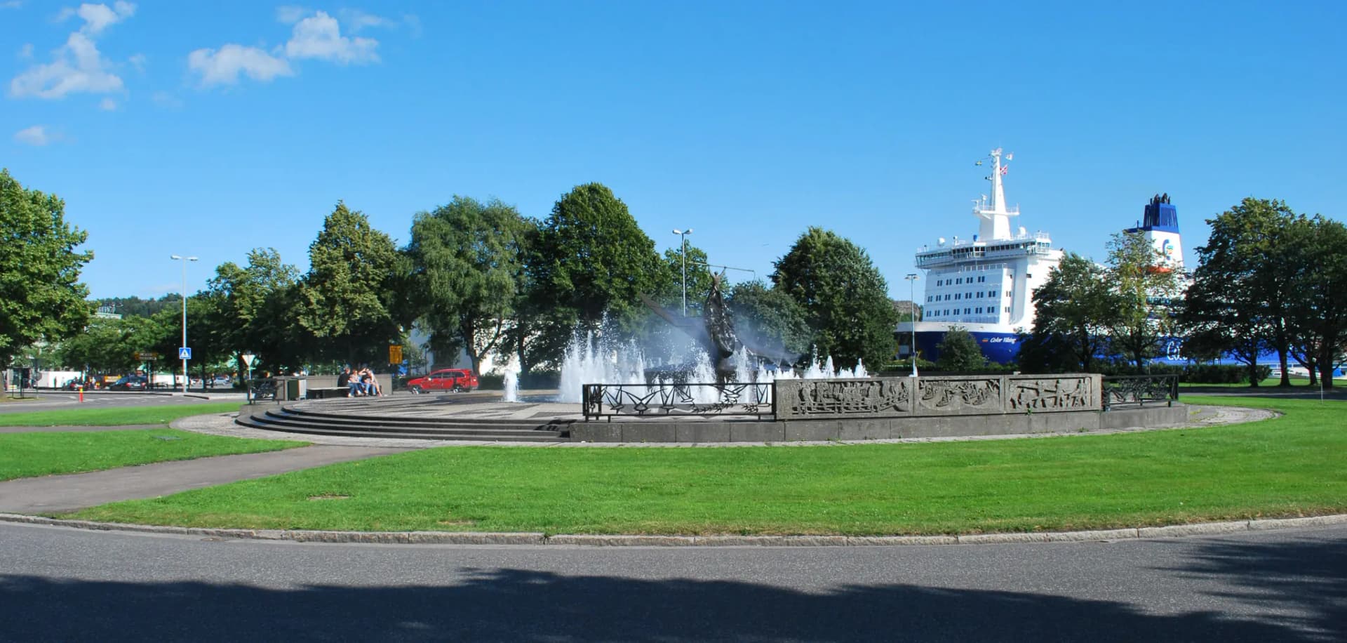 Hvalfangstmonumentet i Sandefjord med fontenen i drift en sommerdag