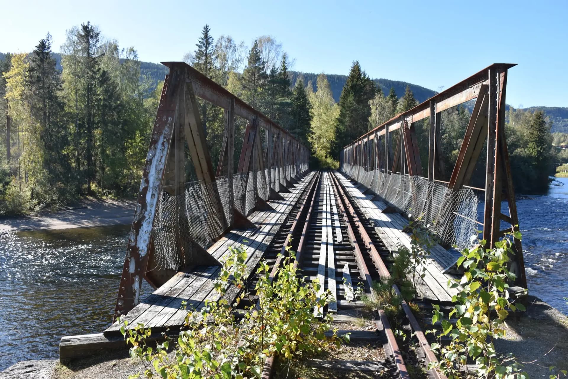 Den gamle jernbanebrua på Valdresbanen over elva ved Dokka i Nordre Land