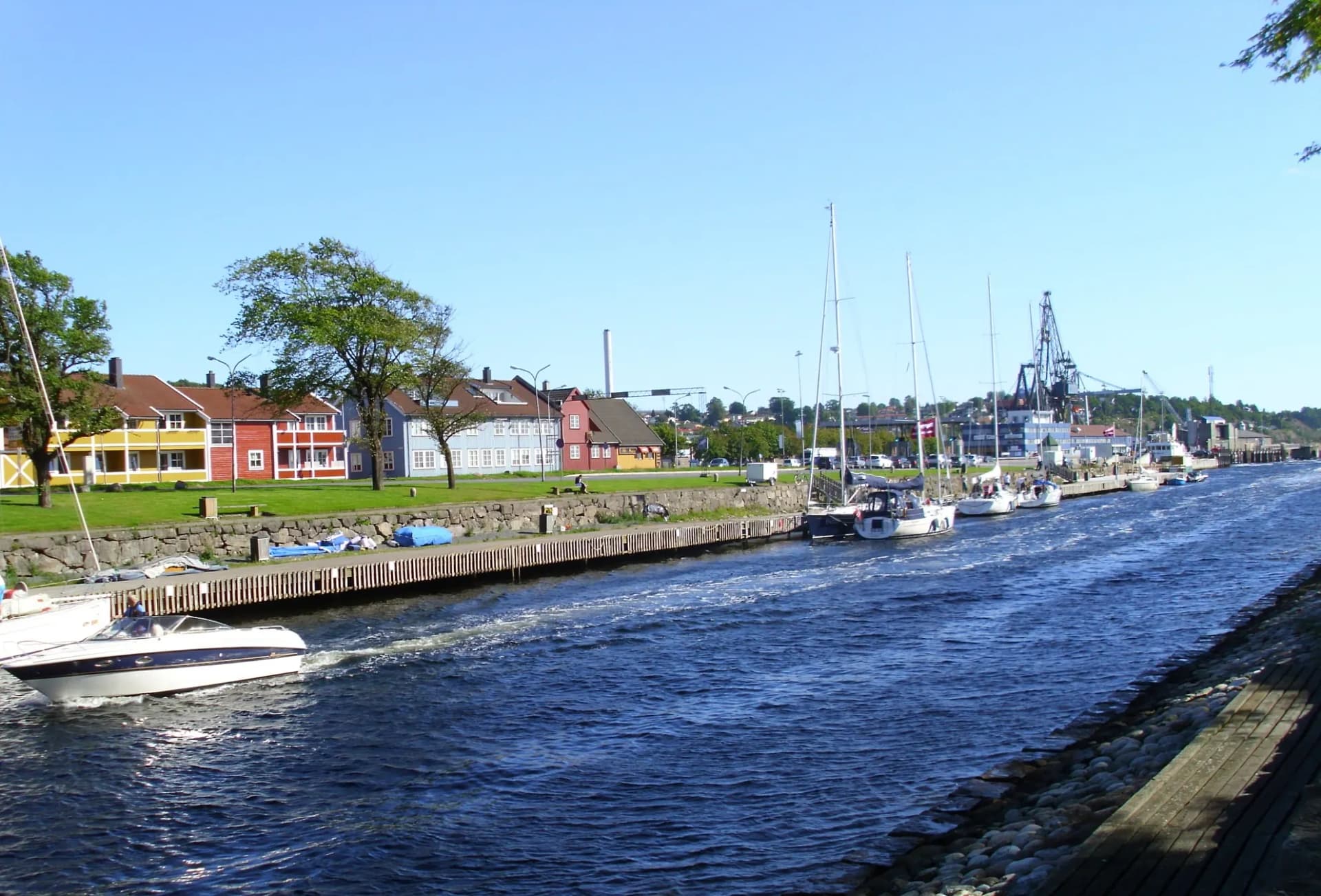 Mossekanalen med båter og fargerike trehus langs kanalpromenaden