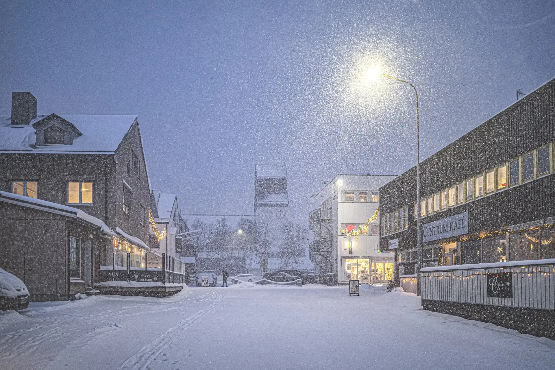 Snøvær i Kirkenes sentrum i Sør-Varanger med kirketårnet i bakgrunnen