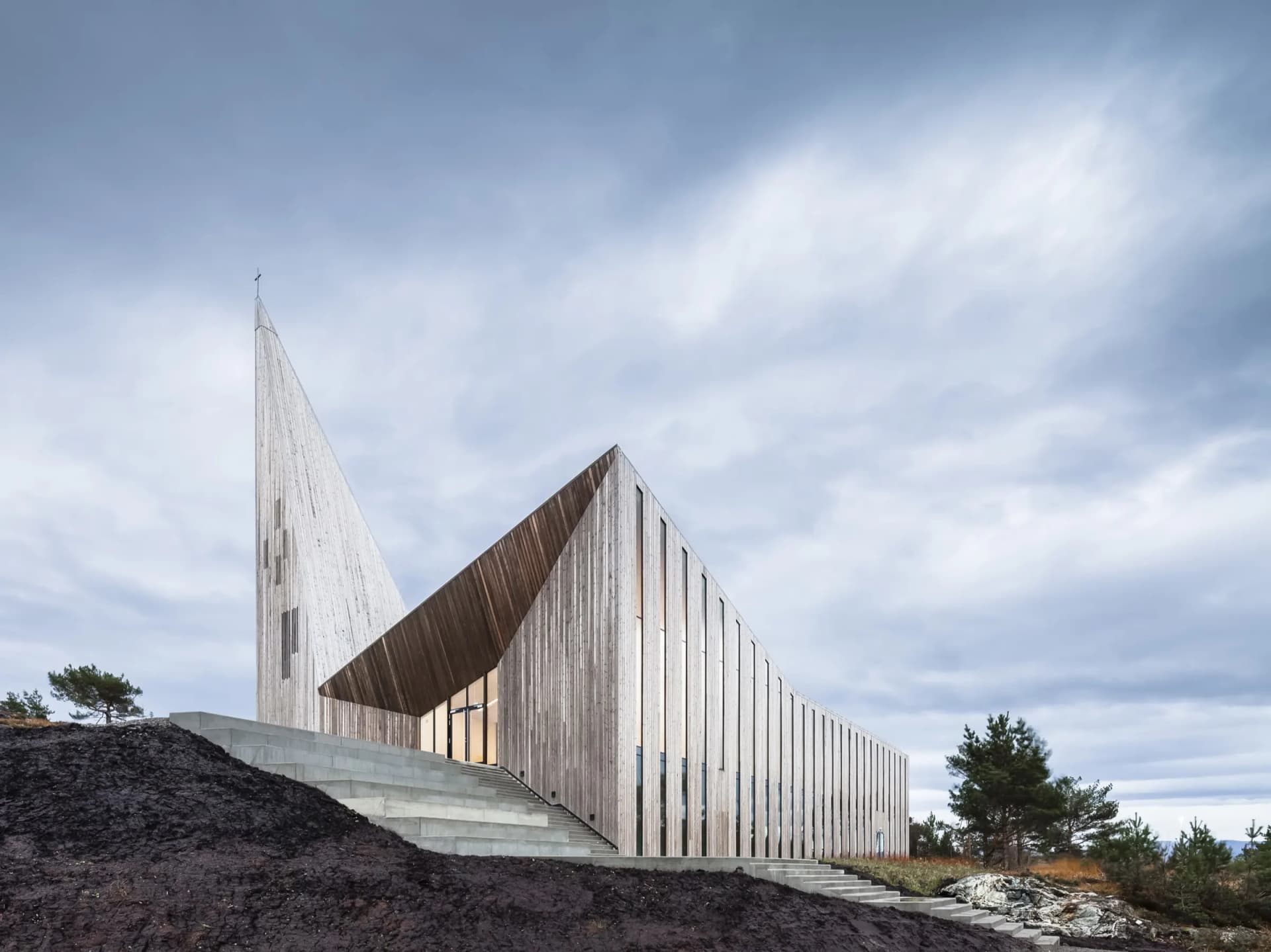Knarvik kyrkje i Alver — den prisbelønte trekirken med spisst spir