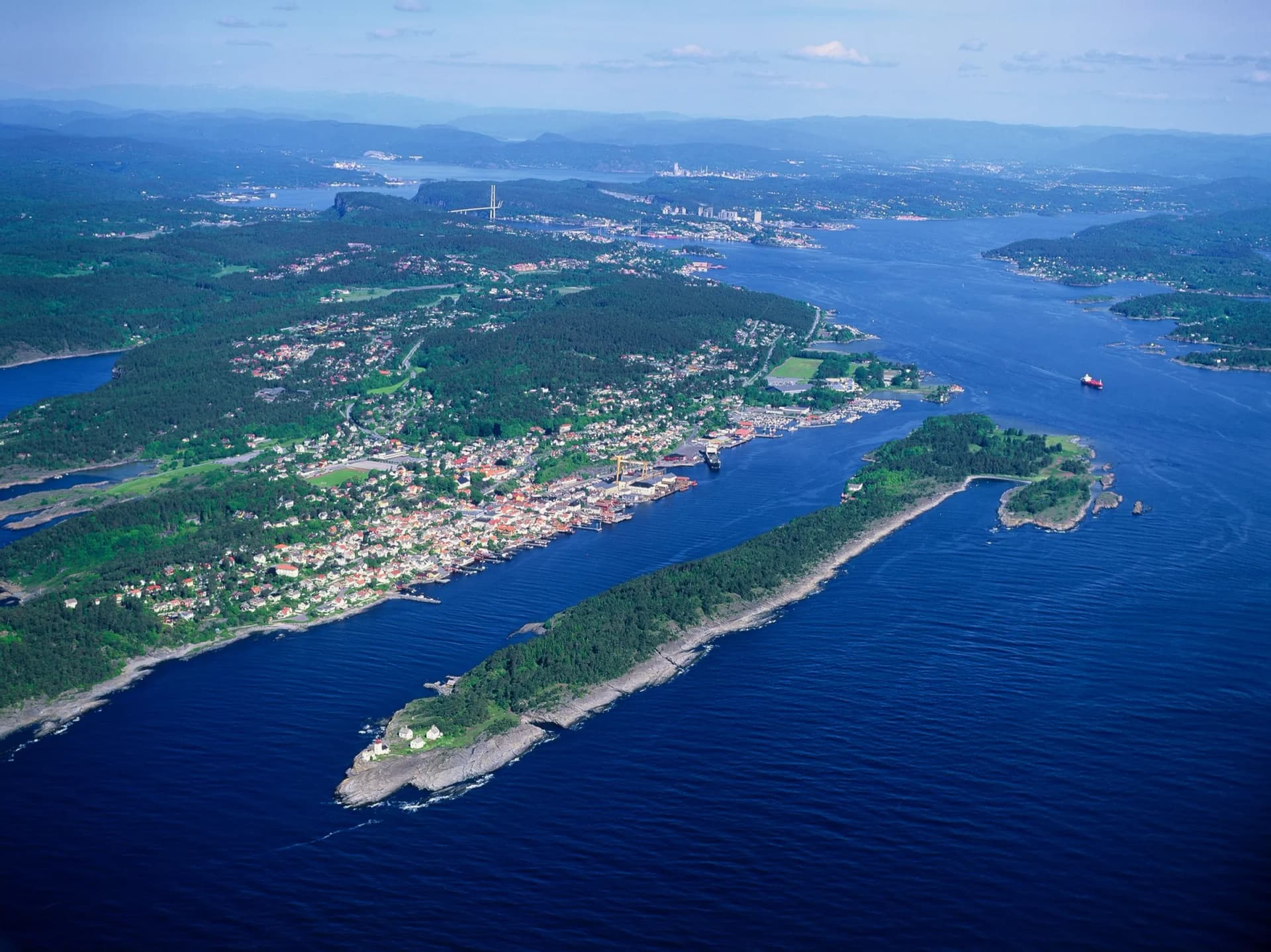 Langesund og Langøya i Bamble sett fra lufta, med skjærgården rundt