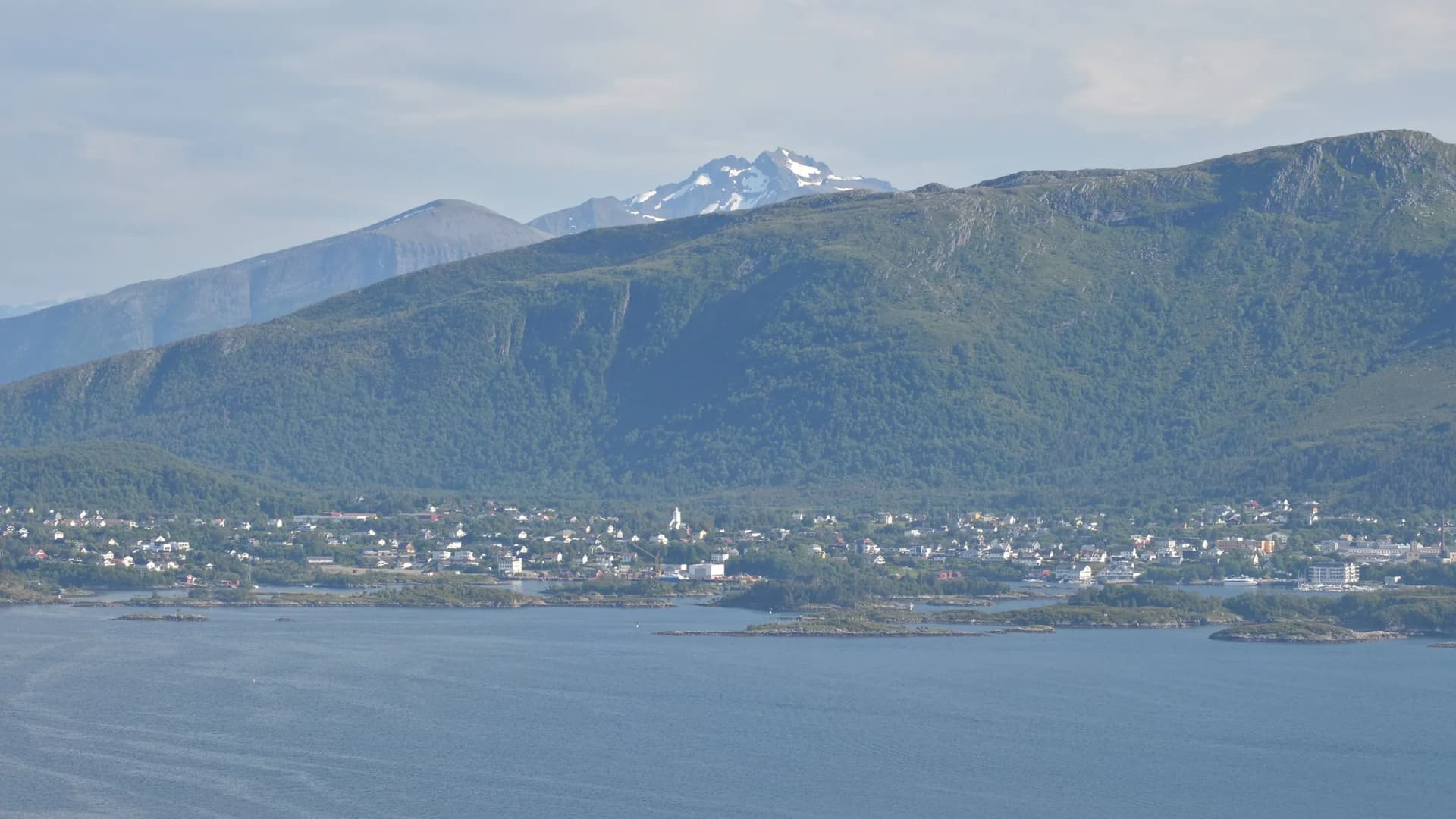 Langevåg på Sula med Sulafjellet og snødekte tinder i bakgrunnen