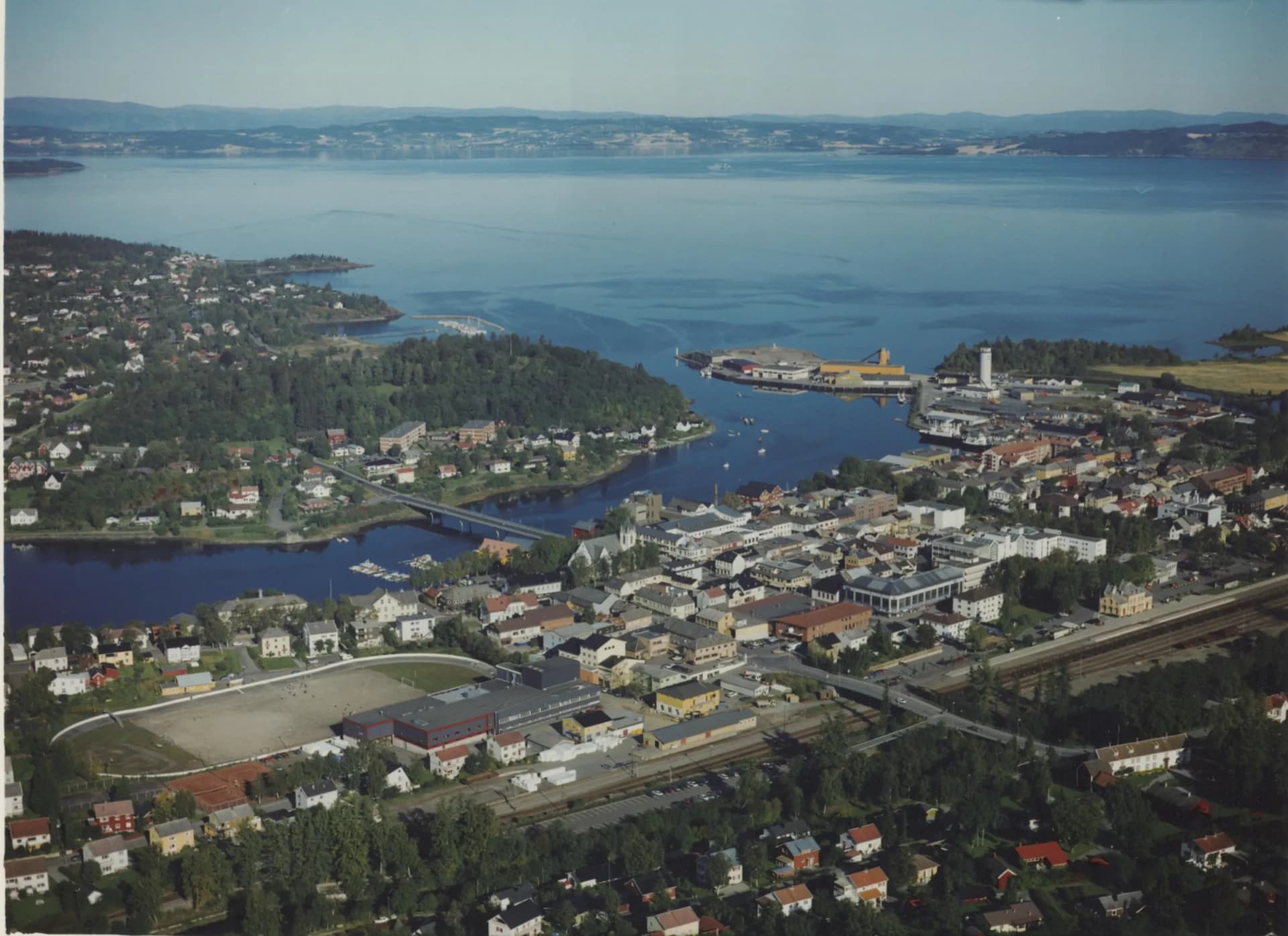 Levanger sett fra lufta med sundet, trehusbyen og Trondheimsfjorden