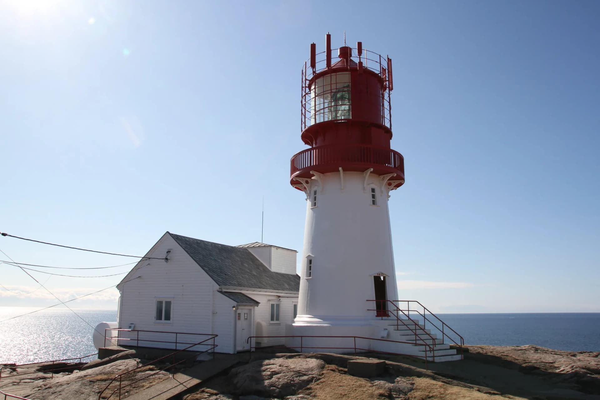Lindesnes fyr — det rødtoppede fyrtårnet på Norges sørspiss i solskinn