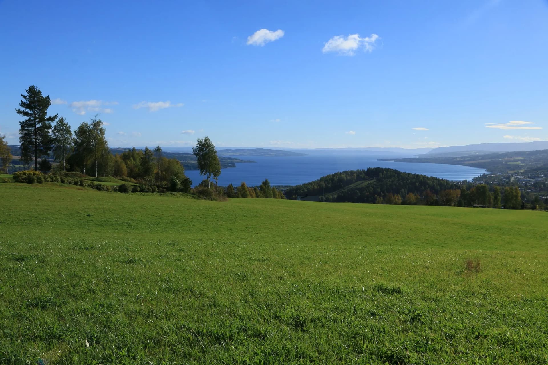 Utsikt over Mjøsa fra Eiktunet i Gjøvik, med byen langs strandlinjen