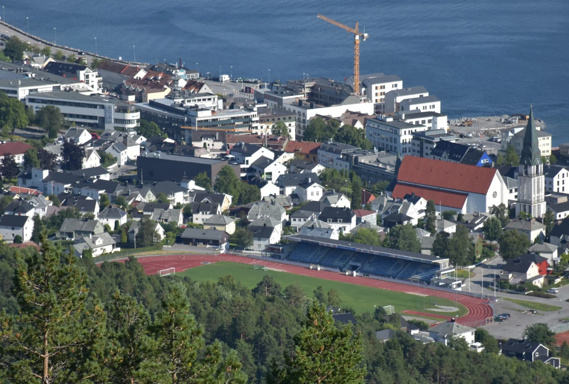 Molde sentrum sett fra Varden med domkirken og fjorden