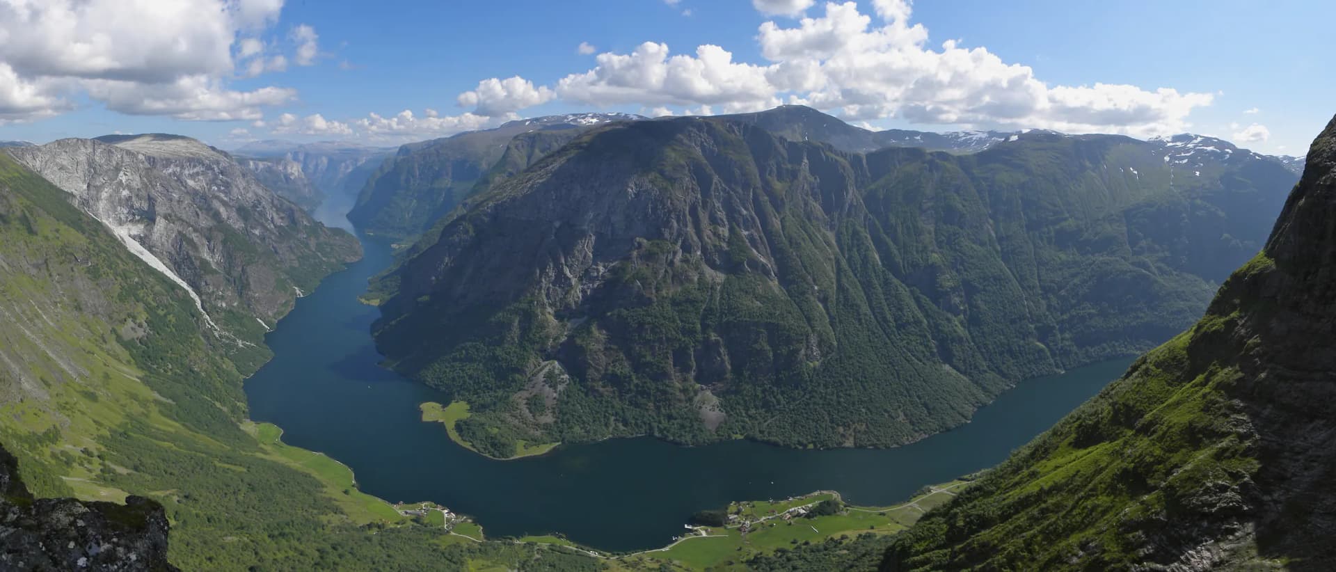 Nærøyfjorden i Vestland sett fra Bakkanosi, med bratte fjellsider og blå fjord