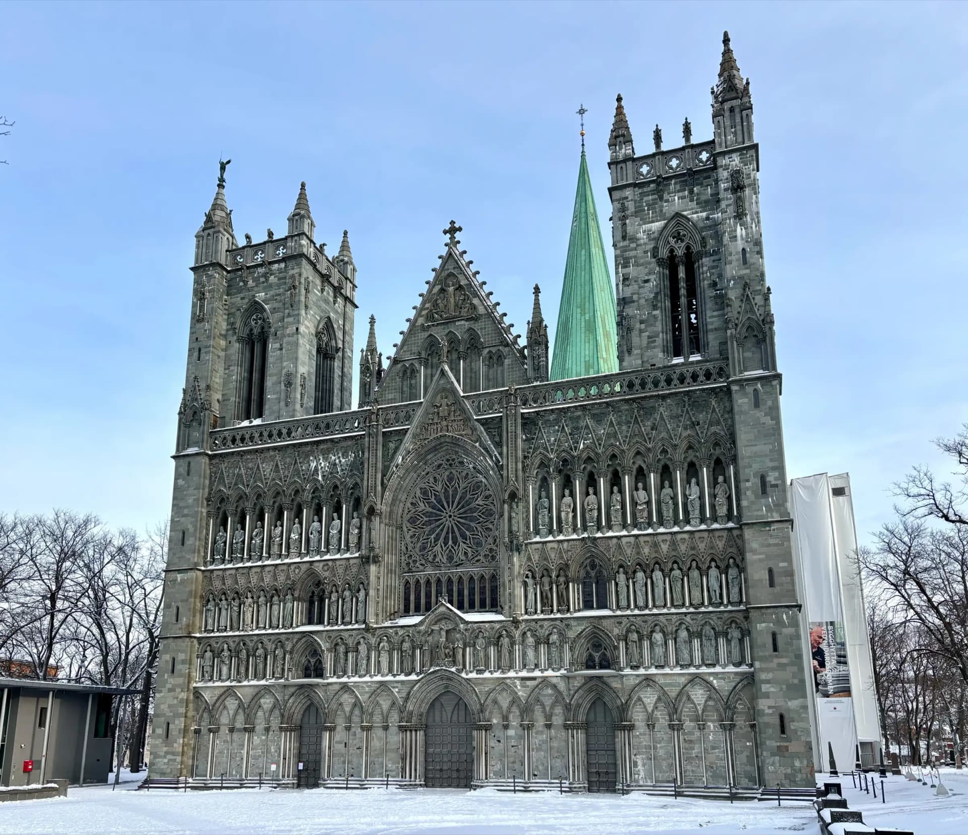 Vestfronten på Nidarosdomen i Trondheim en vinterdag med blå himmel