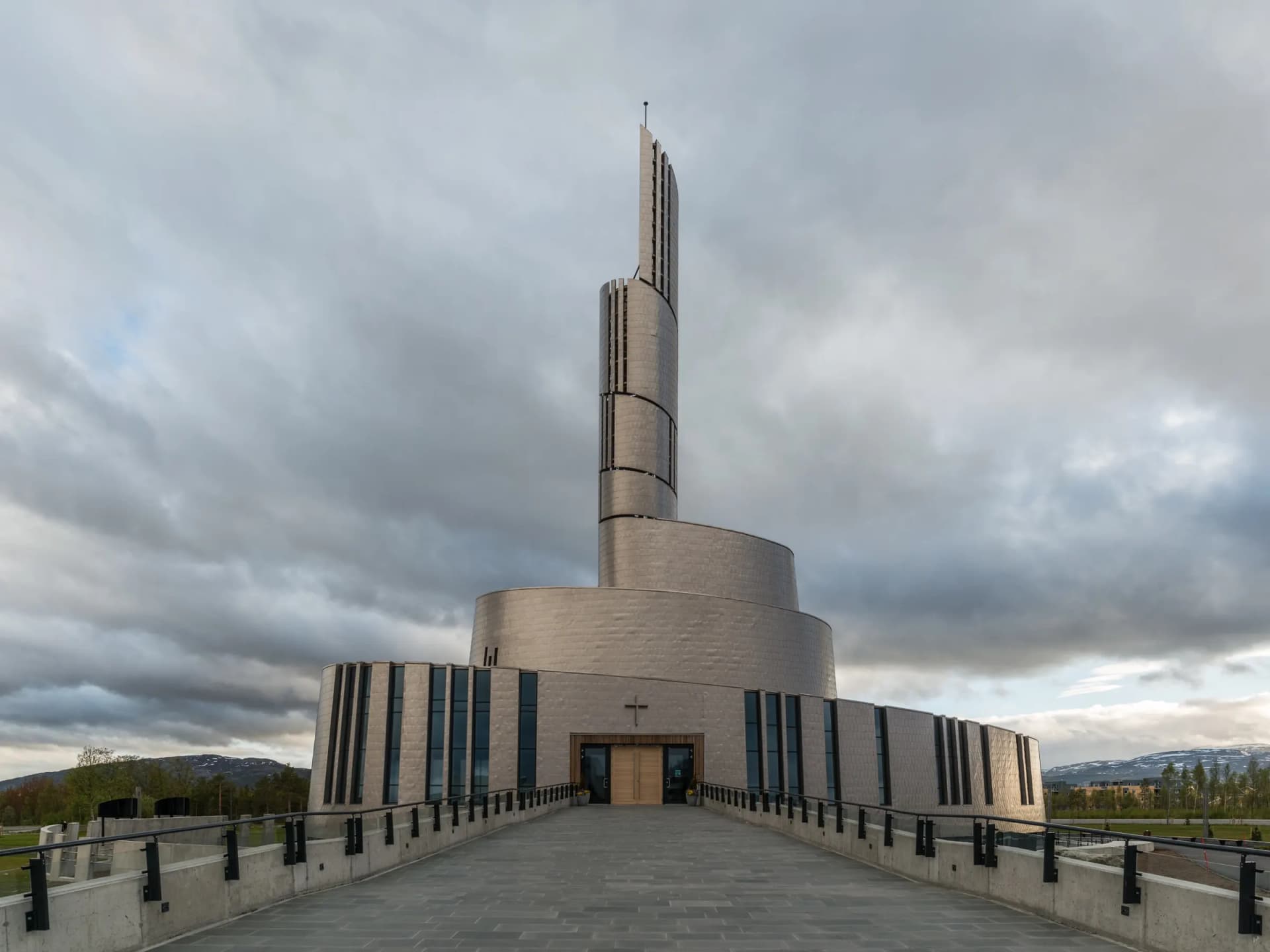 Nordlyskatedralen i Alta — den spiralformede titankledde kirken