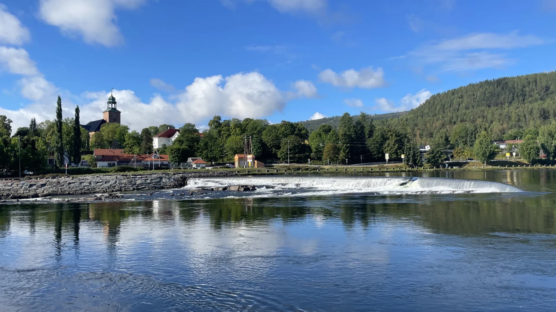 Numedalslågen ved Kongsberg med Kongsberg kirke over trærne