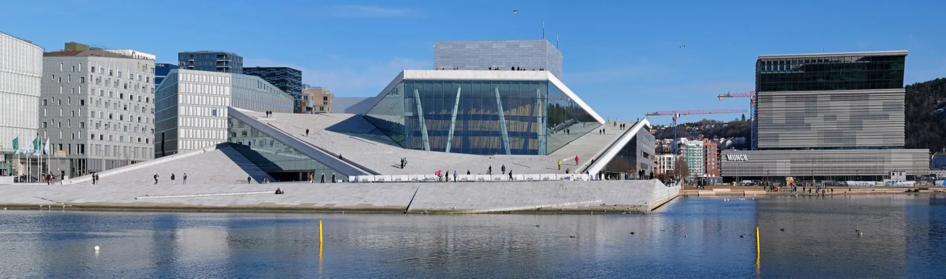 Operahuset i Oslo sett fra sjøsiden i Bjørvika, med Munchmuseet til høyre