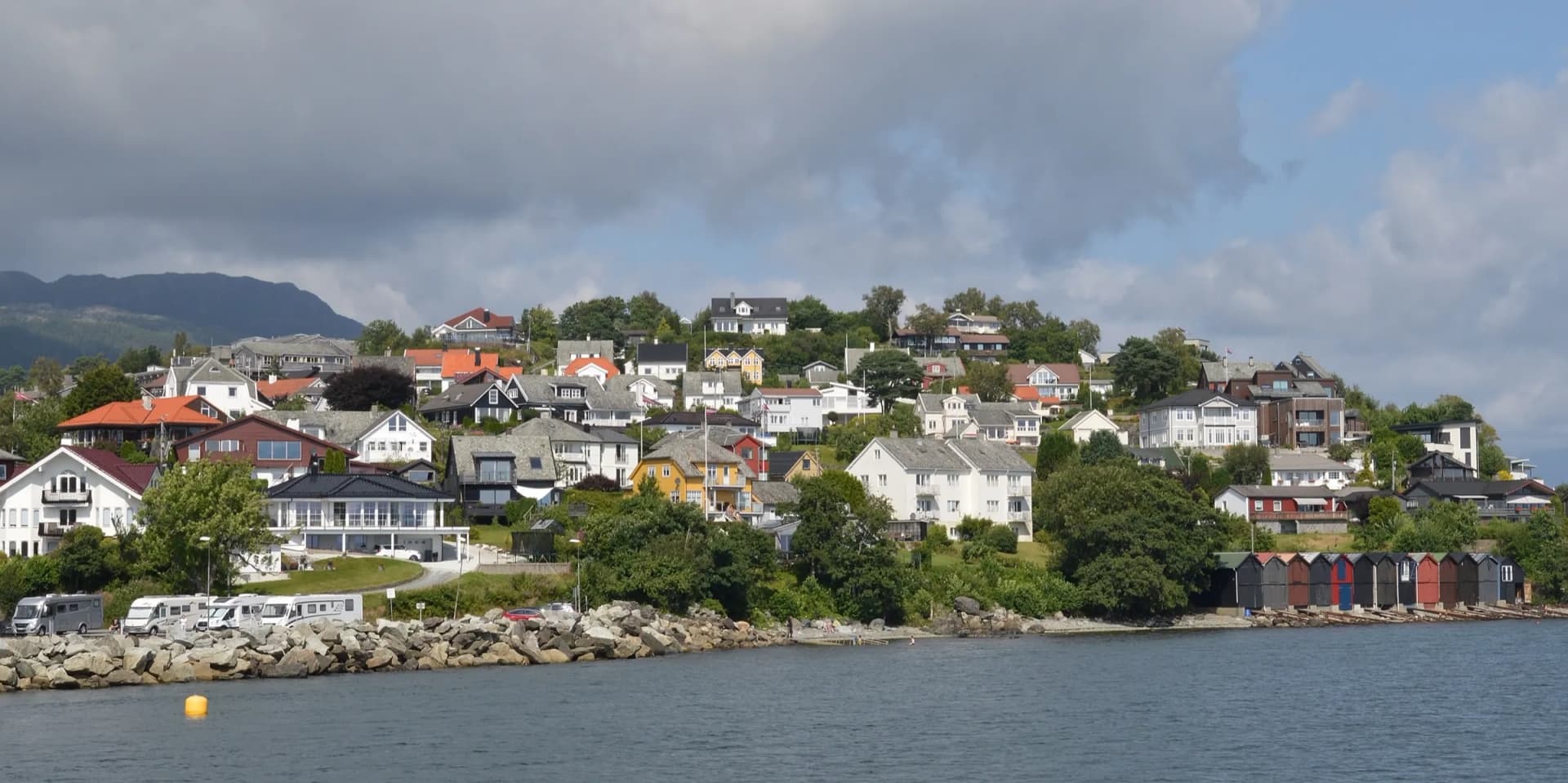 Osøyro i Bjørnafjorden sett fra fjorden, med bebyggelsen og naustene langs stranden