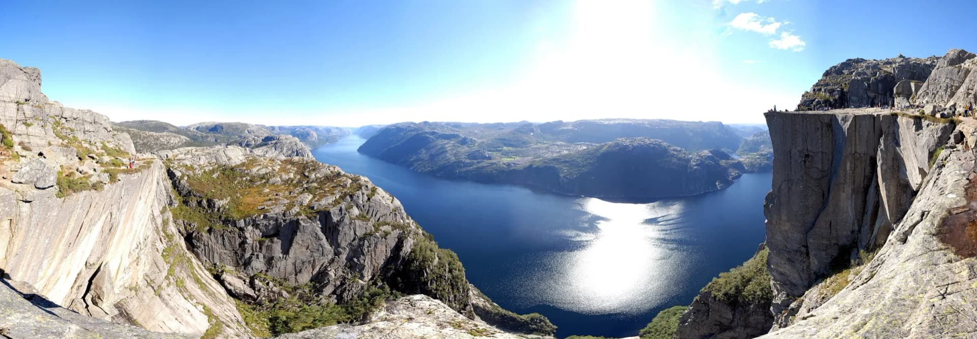 Panorama over Lysefjorden i Rogaland med Preikestolen til høyre