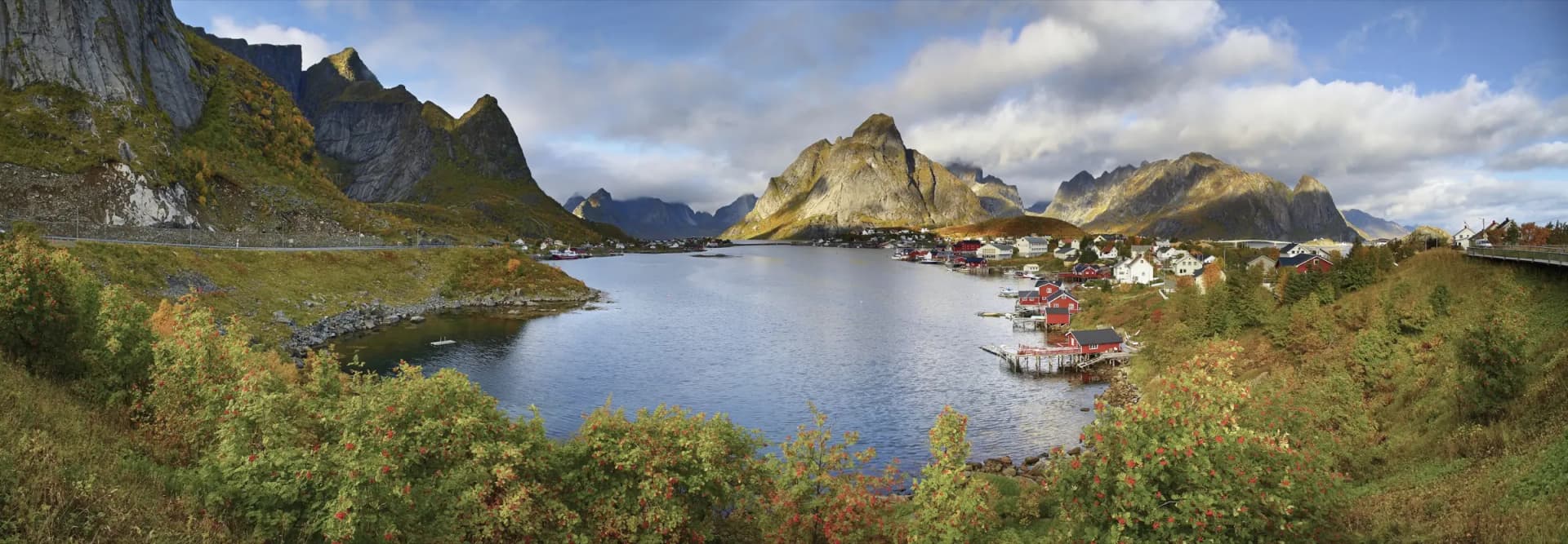 Reine i Lofoten, Nordland, med rorbuer, fjord og spisse tinder