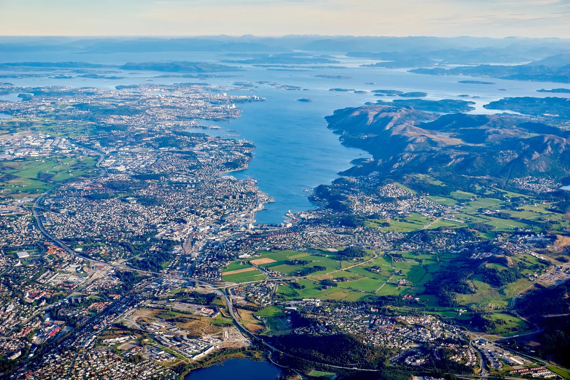 Sandnes og Gandsfjorden sett fra lufta, med Stavanger og skjærgården i nord