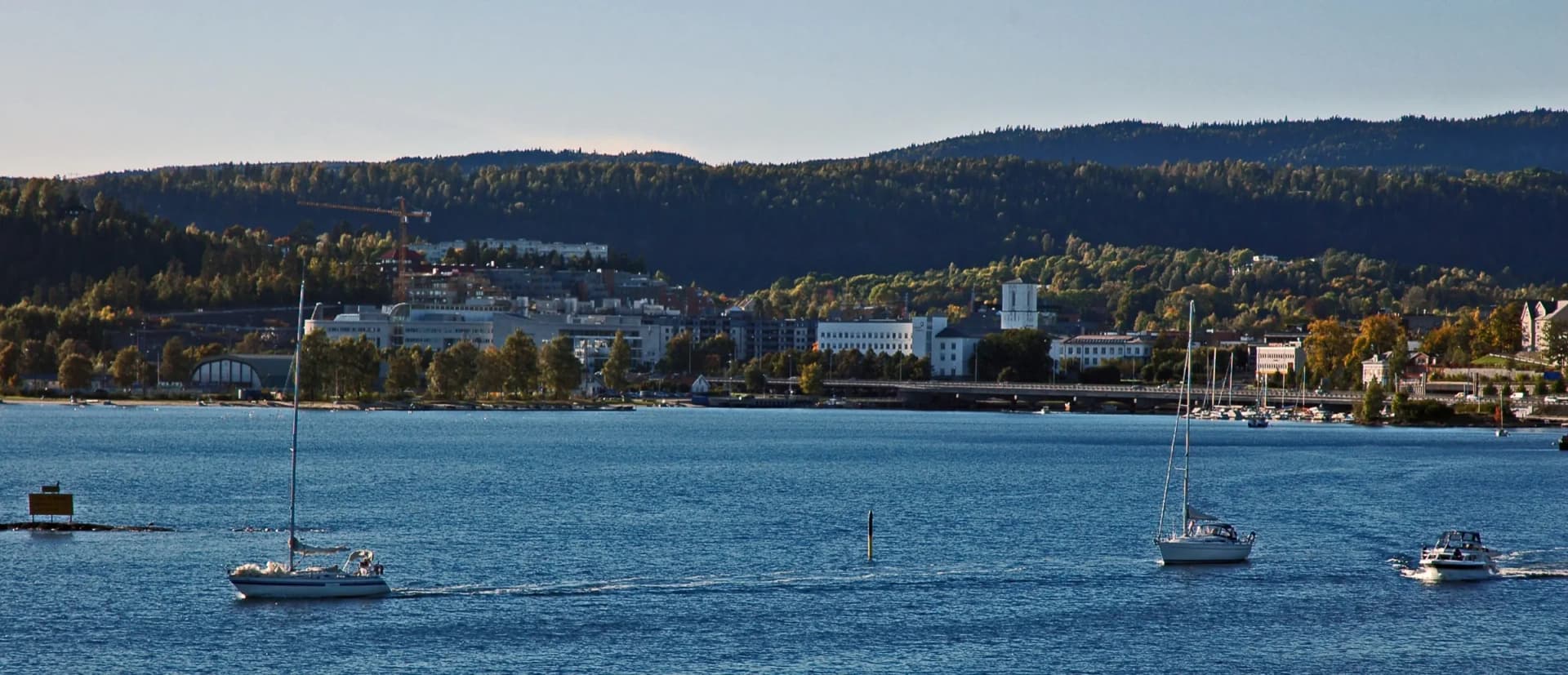 Sandvika i Bærum sett fra fjorden, med Kolsåstoppen i bakgrunnen