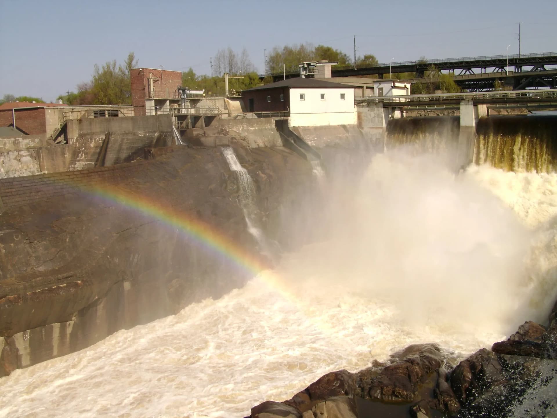 Sarpsfossen i Sarpsborg med regnbue i fossesprøyten