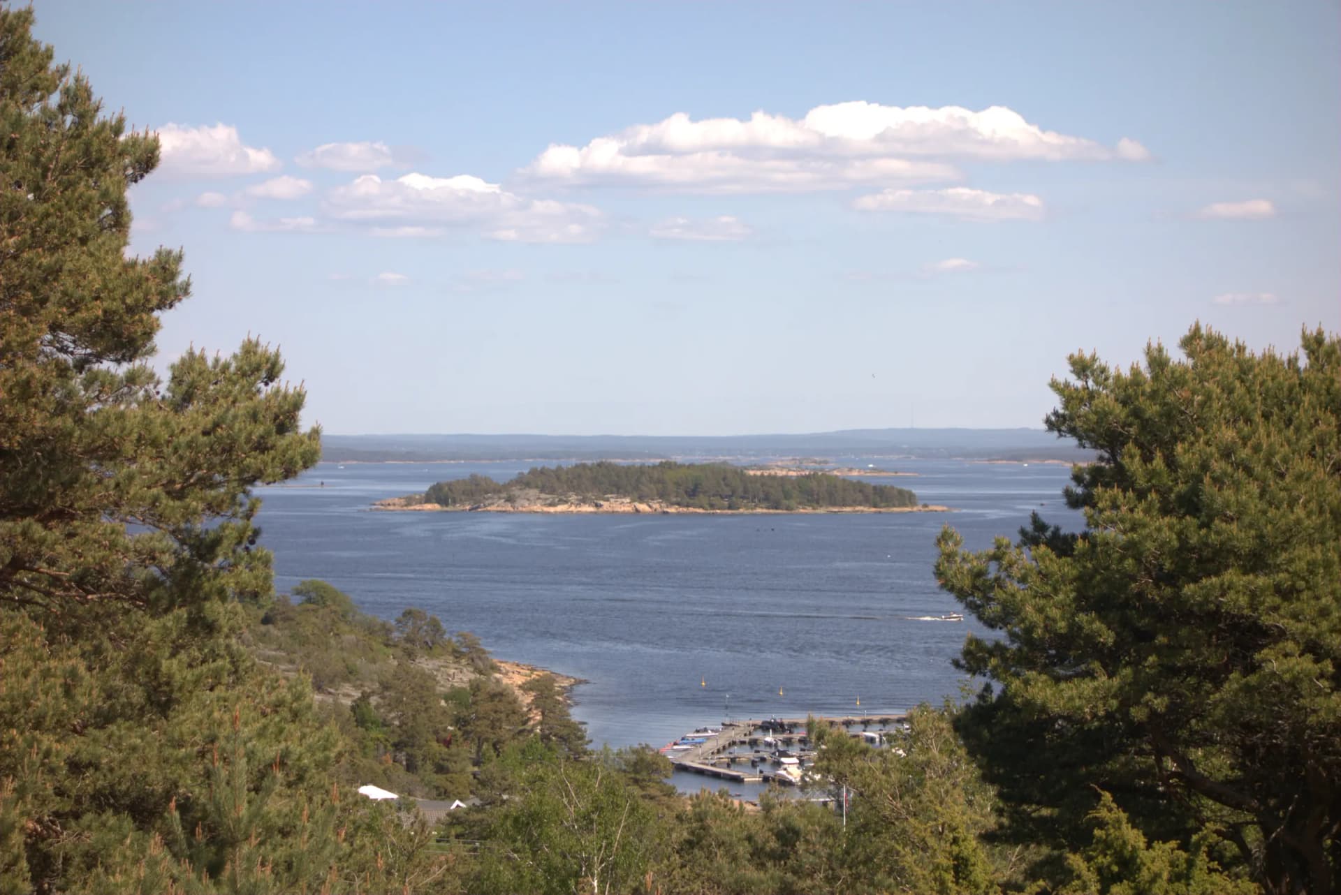 Utsikt over skjærgården på Hvaler med holmer, svaberg og småbåthavn