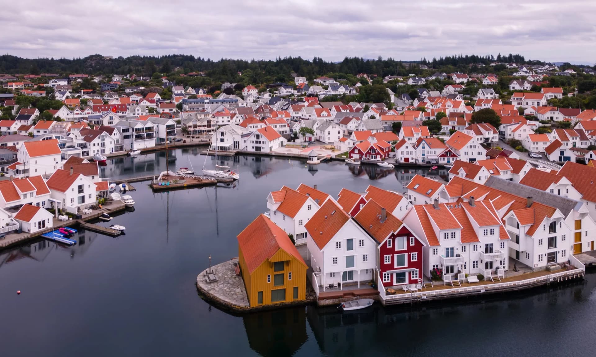 Flyfoto av Skudeneshavn på Karmøy med hvite trehus rundt havna