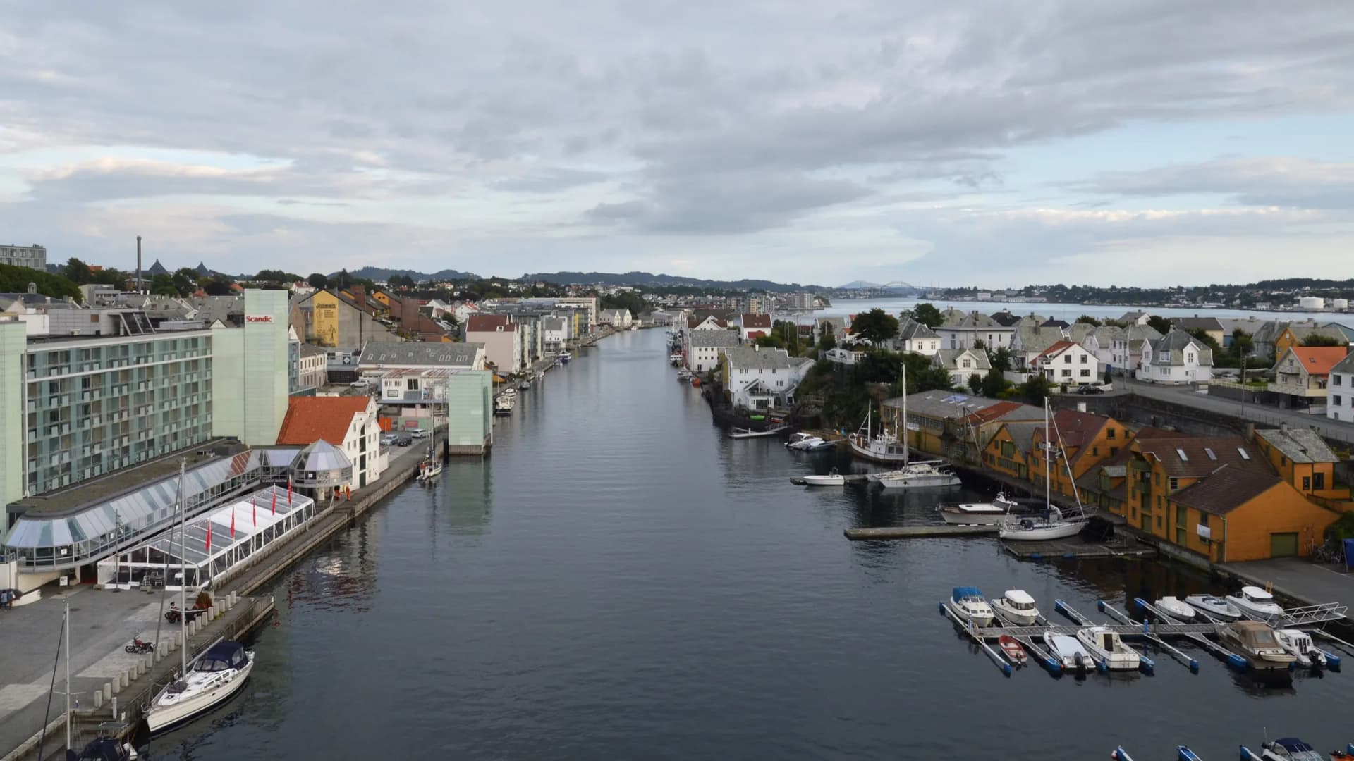 Smedasundet i Haugesund med båter, brygger og bebyggelse langs sundet