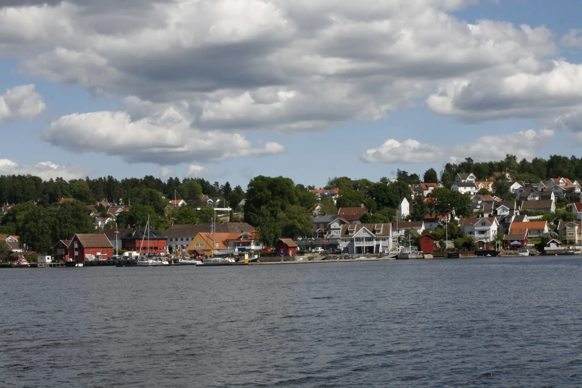 Son i Vestby sett fra sjøen med trehusbebyggelse og småbåthavn