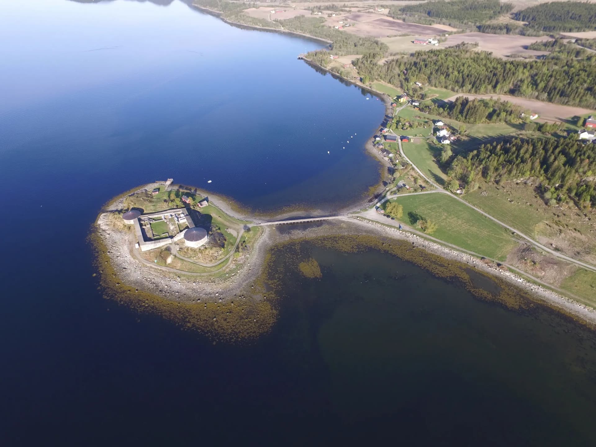 Steinvikholm slott på holmen i Trondheimsfjorden i Stjørdal, sett fra luften