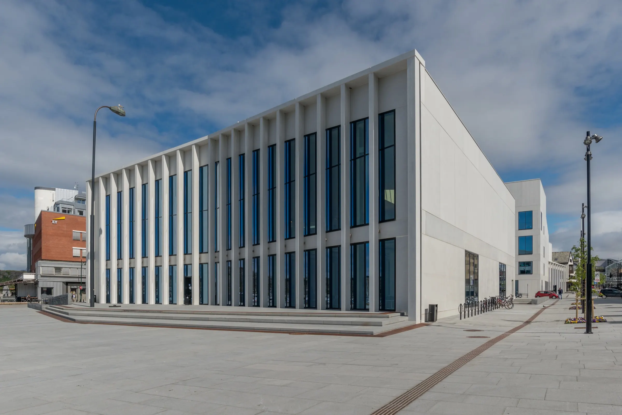 Stormen bibliotek i Bodø — det hvite kulturbygget ved havnepromenaden
