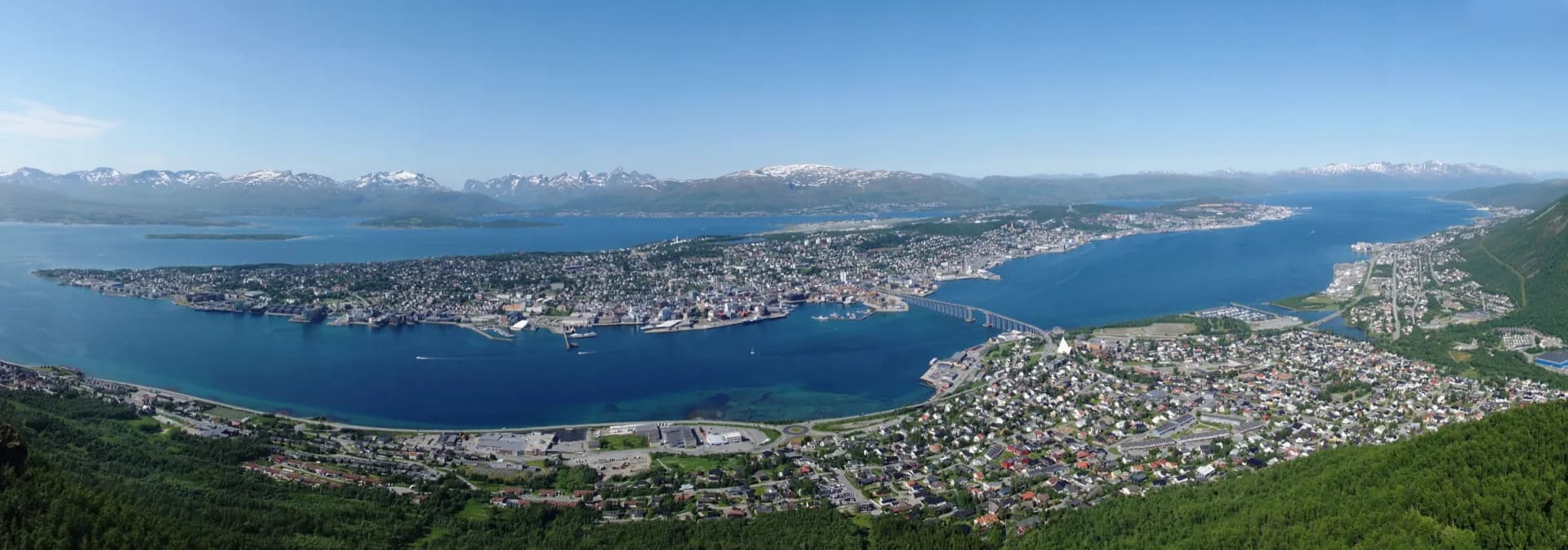 Panorama over Tromsø fra Fjellheisen — Tromsøya, brua og fjellene rundt