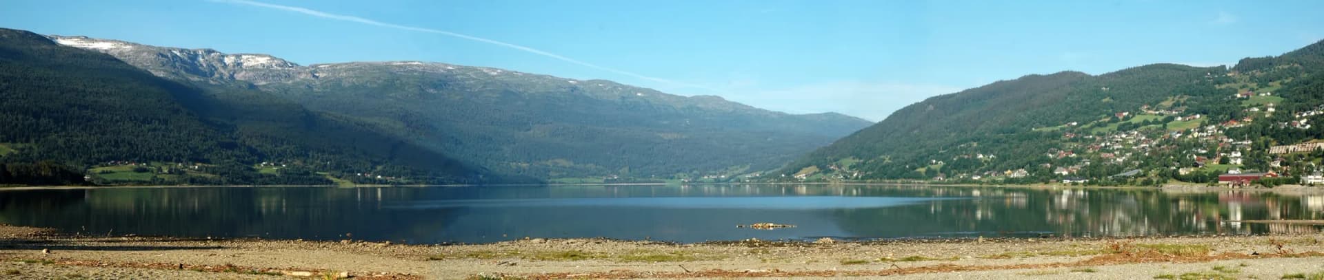 Vangsvatnet på Voss med fjellene rundt og Vossevangen langs bredden